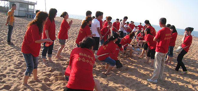 918博天堂企业组织的“龙凤滩二日游”中开展拔河比赛